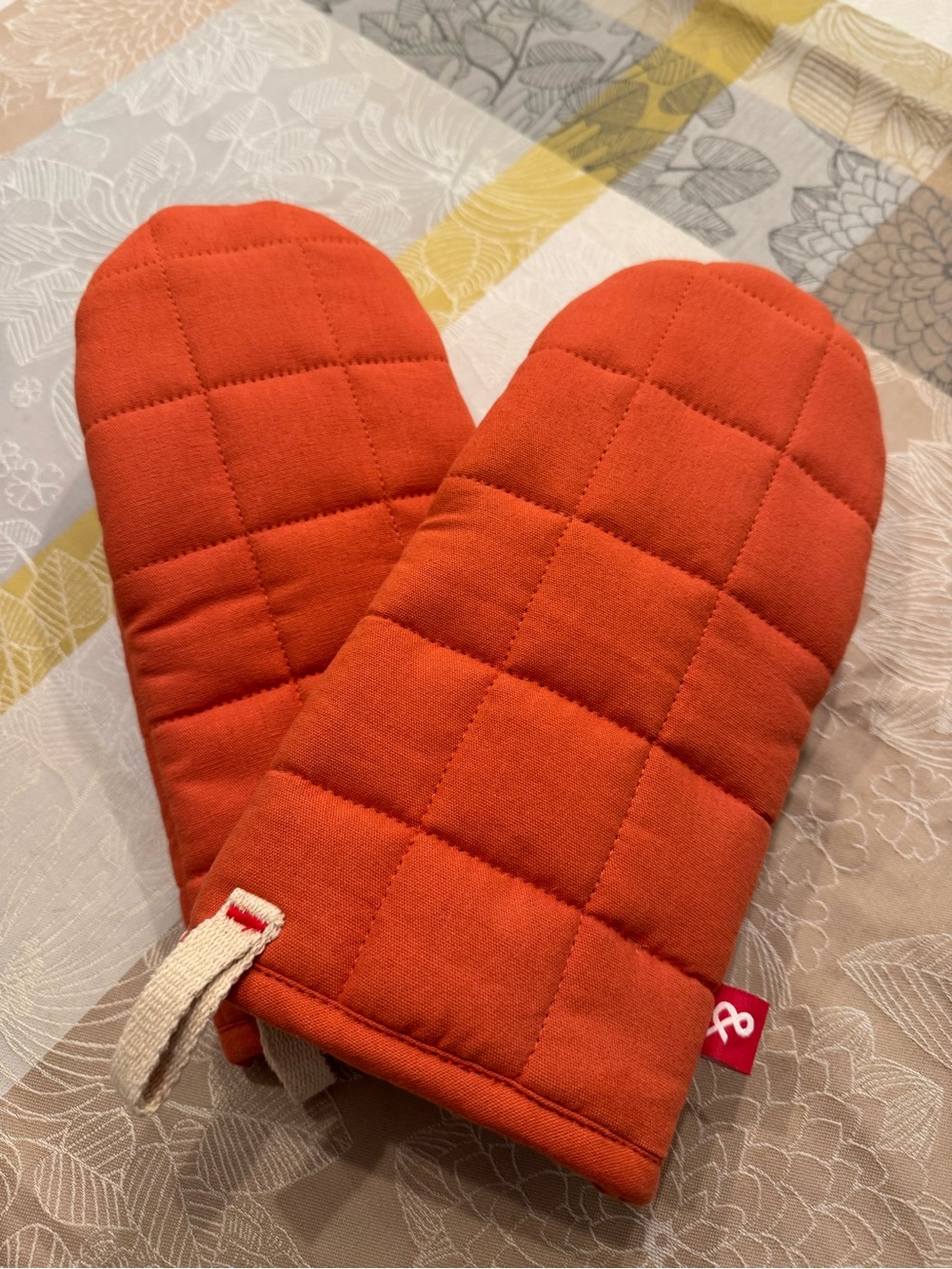 Hedley & Bennett oven mitts in Paprika Red,